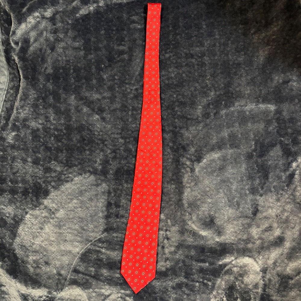 Brooks Brothers Red Geometric Medallion Pure Silk Tie Made in USA Italian Fabric